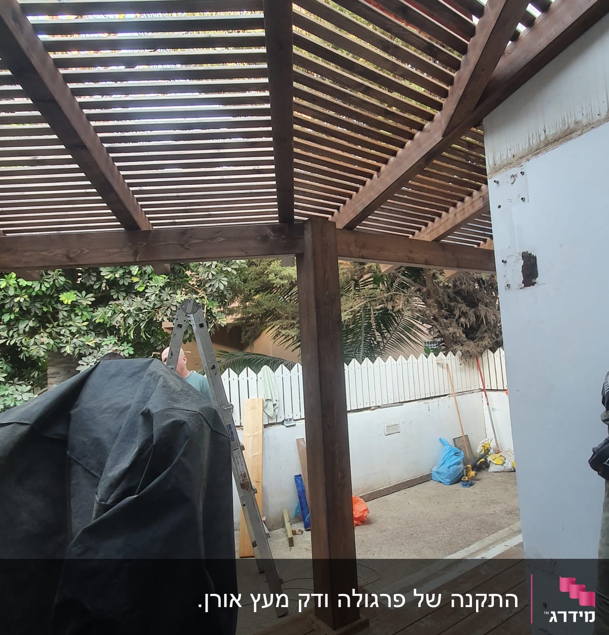 התקנה של פרגולה ודק מעץ אורן. 